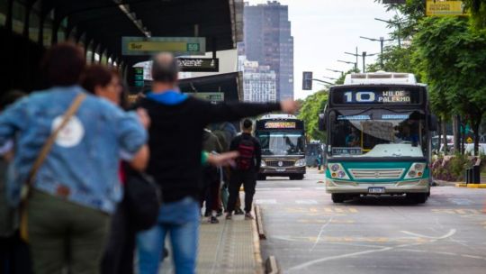 Colectivos en la calle durante la crisis del transporte en Argentina