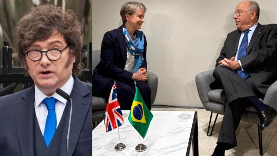 Mapa de las islas Malvinas con la bandera argentina de fondo.