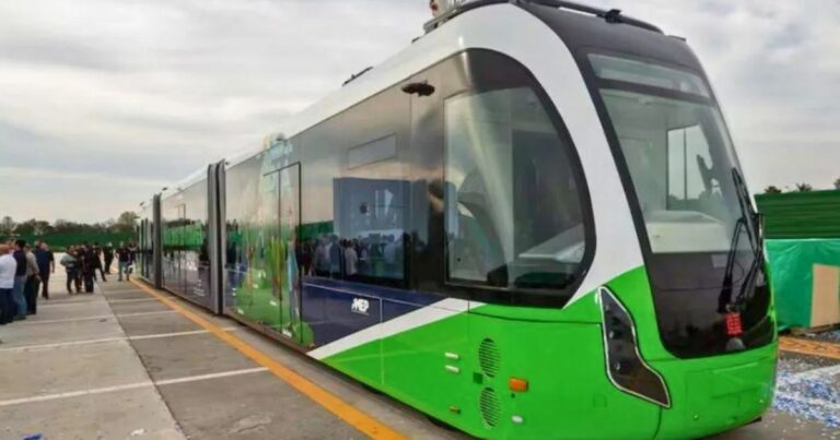 Vehículo Bondi Urbano Digital (BUD) circulando por una avenida en Curitiba, Brasil.