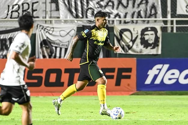 Jugadores de Defensa y Justicia celebran un gol durante el partido contra Chaco For Ever en la Copa Argentina.