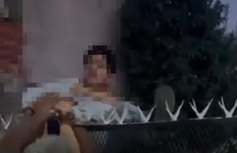 Ilustración de silueta de niños con signo de interrogación, representando la incertidumbre sobre el paradero de menores.