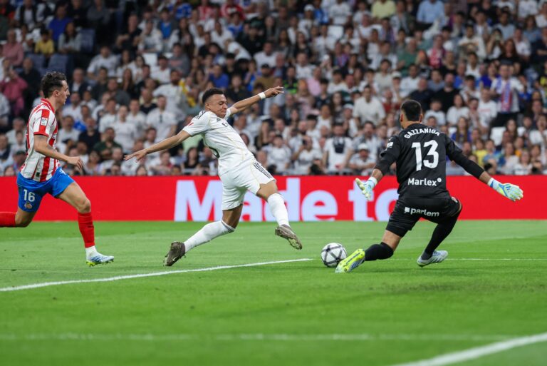 Los arqueros argentinos Paulo Gazzaniga y Gerónimo Rulli en acción con sus equipos en Europa.
