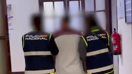 Ilustración de un balón de fútbol junto a documentos legales, representando la estafa a jóvenes futbolistas.