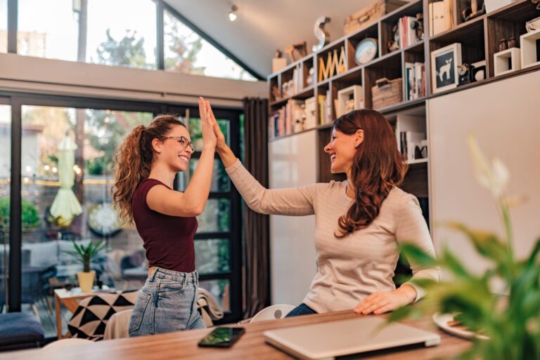 Personas trabajando en equipo en un espacio de coworking, representando el espíritu emprendedor.