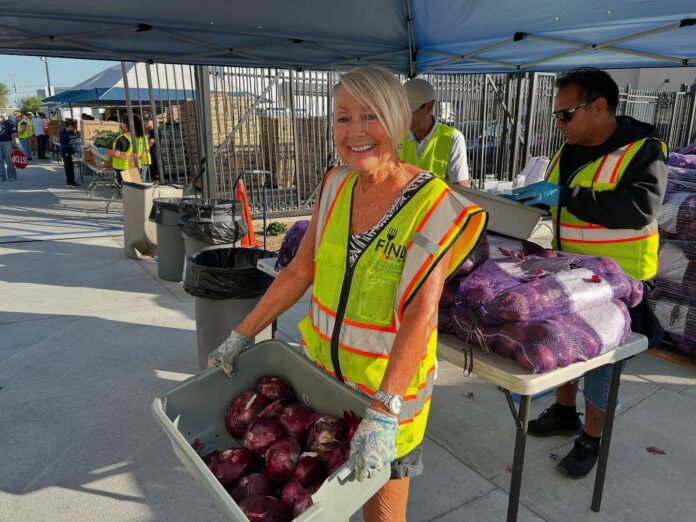 Voluntarios distribuyendo cajas de alimentos en un operativo comunitario en California