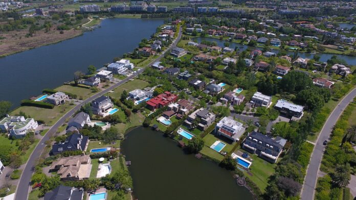 Vista aérea de un barrio cerrado con lagunas y áreas verdes en zona norte de Buenos Aires