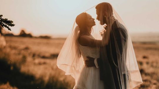 Dos camas individuales separadas en una habitación, ilustrando el concepto de 'Sleep Divorce' o dormir separados.