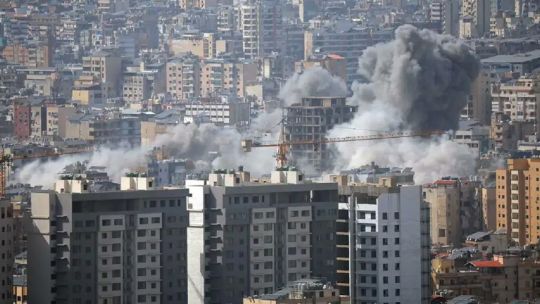 Mapa mundial con iconos de economía y política, destacando conexiones entre Estados Unidos y Argentina.