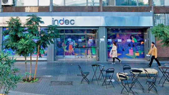 Juan Pablo Costa, economista, durante una entrevista analizando datos de pobreza.