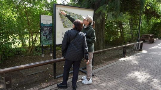 Personas con discapacidad trabajando como guías en el Ecoparque de Buenos Aires, en el barrio de Palermo.
