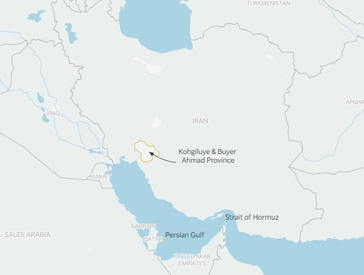 Imagen referencial de un caza F-15E en vuelo sobre un paisaje desértico