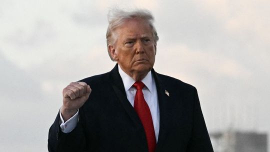 Ejecutivos de tecnología y oficiales militares en una reunión de estrategia.