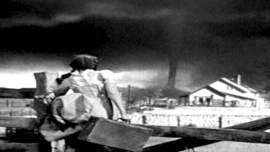 Escena de 'El Mago de Oz' mostrando a Dorothy en el camino de baldosas amarillas hacia la Ciudad Esmeralda.