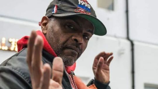 Ilustración de una casa con patio, en referencia al hallazgo en Morón.