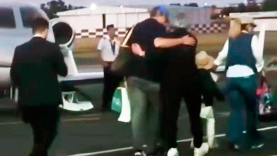 Gráfico de encuesta sobre percepción pública y porcentajes de imagen de un funcionario