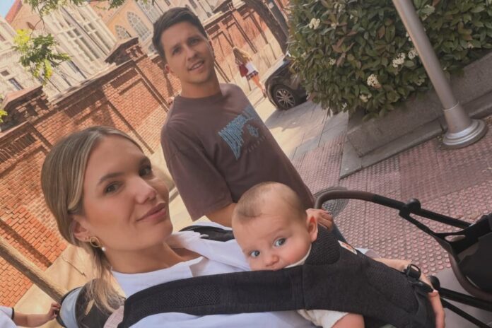 eva-bargiela-gianluca-simeone-viaje-familiar-espana Eva Bargiela, Gianluca Simeone y su hijo Faustino en un paseo por Madrid