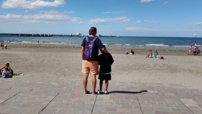 experiencia-adopcion-monoparental-puerto-madryn Severino González y su hijo adoptivo en un café de Puerto Madryn