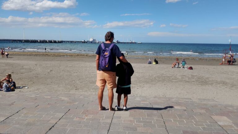 Severino González y su hijo adoptivo en un café de Puerto Madryn