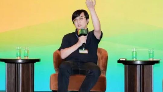 El experto en inteligencia artificial Su Hao, en un entorno de laboratorio de robótica.