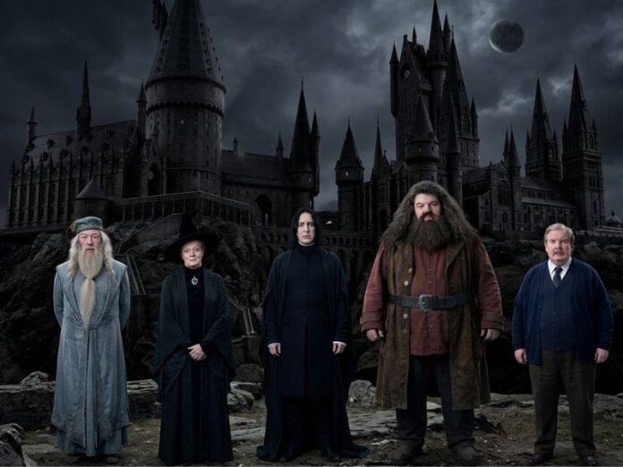 fallecimientos-reparto-original-harry-potter-nueva-serie Foto de reparto de las películas de Harry Potter con algunos actores ya fallecidos.