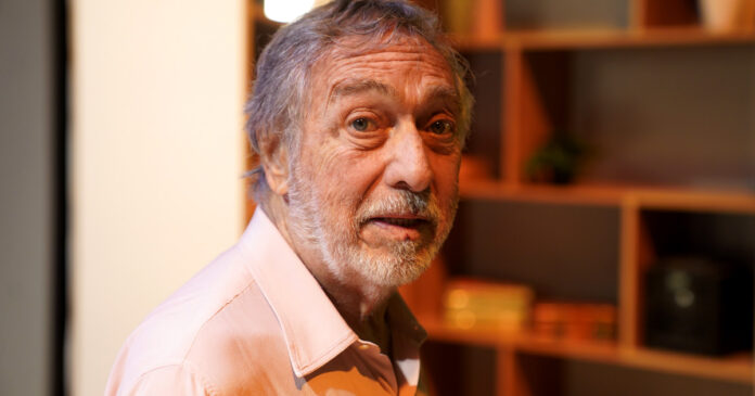 Retrato del actor Luis Brandoni sonriendo.