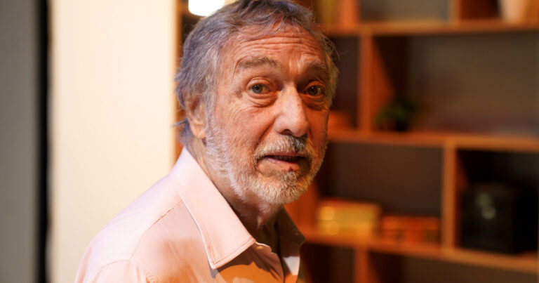 Retrato del actor Luis Brandoni sonriendo.