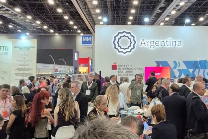 Entrada principal de la Feria del Libro en el predio de La Rural, Palermo, Buenos Aires.