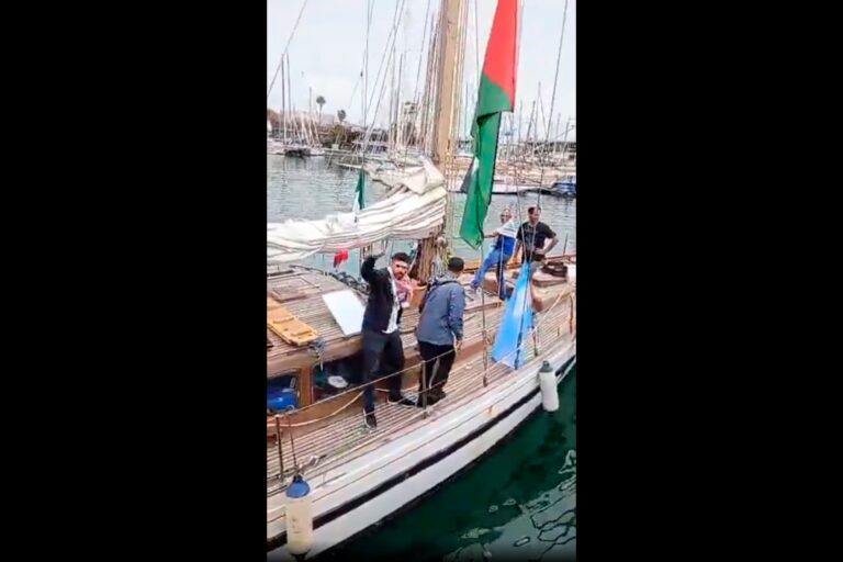 Flotilla de barcos partiendo desde el puerto de Barcelona en una misión hacia Gaza.