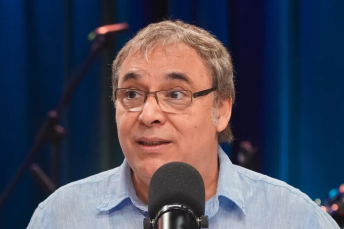 Gabriel Rolón en el estudio de radio Urbana Play durante su columna en Perros de la Calle