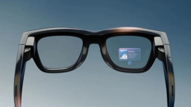 Persona usando gafas inteligentes Ray-Ban de Meta con interfaz de realidad aumentada proyectada.