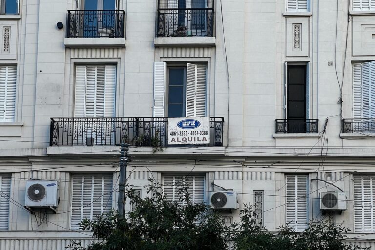 Gráfico comparativo entre un seguro de caución y un documento de garantía propietaria para un contrato de alquiler.