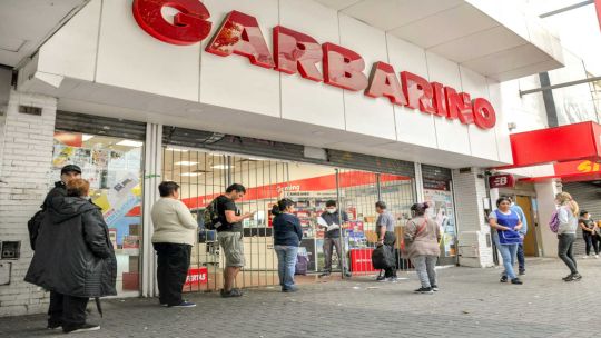 Fachada de una sucursal de Garbarino con cartel de cierre definitivo