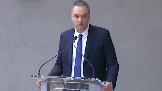 Retrato del analista político Jorge Giacobbe durante una entrevista.