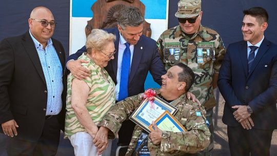 Gobernador Leandro Zdero durante el acto por el 44° aniversario del Día del Veterano de Malvinas en Cote Lai, Chaco.