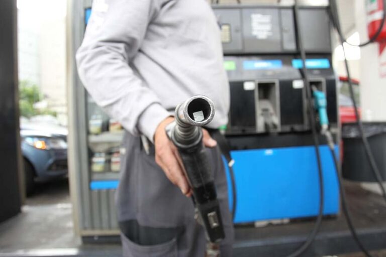 Surtidor de combustible con precios visibles en una estación de servicio