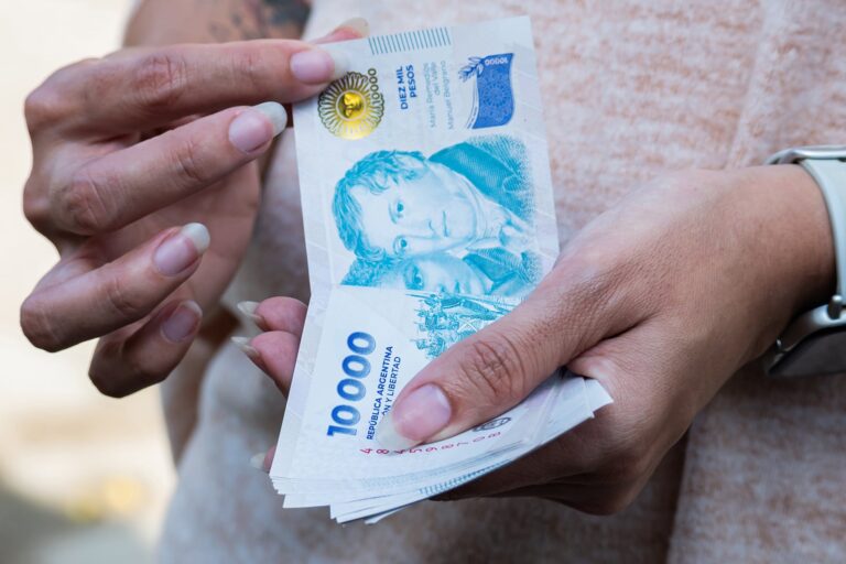 Persona mayor con documento y billetes, ilustración de bono para jubilados