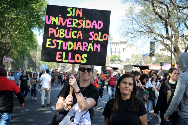 Estudiantes y docentes en una universidad argentina durante el paro