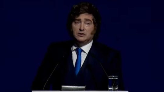 Presidente Javier Milei durante su exposición en la cumbre de la Cámara de Comercio de Estados Unidos en Argentina.