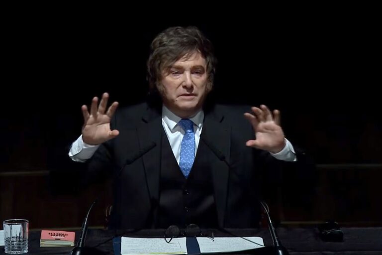 Símbolos de la justicia y finanzas internacionales representando las noticias del día.