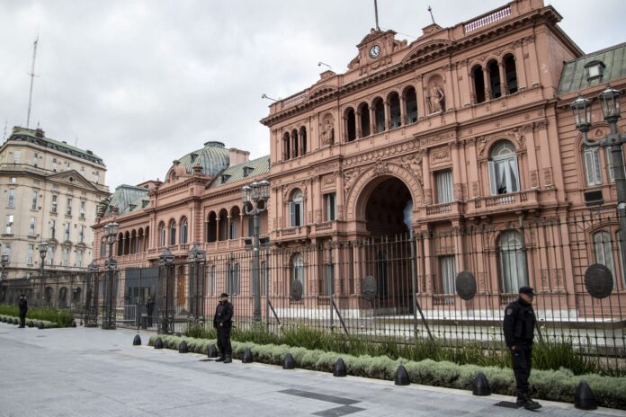 Fachada de la Casa Rosada con vallas y personal de seguridad