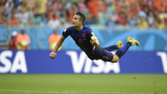 Robin van Persie ejecutando el cabezazo (la palomita) ante Iker Casillas en el partido Países Bajos vs España, Mundial 2014.