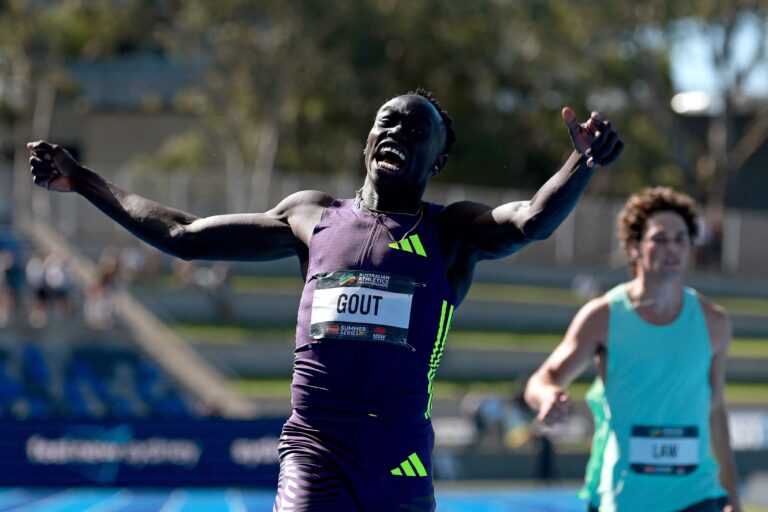 Gout Gout, velocista australiano, compitiendo en los 200 metros durante el Campeonato de Australia de Atletismo.