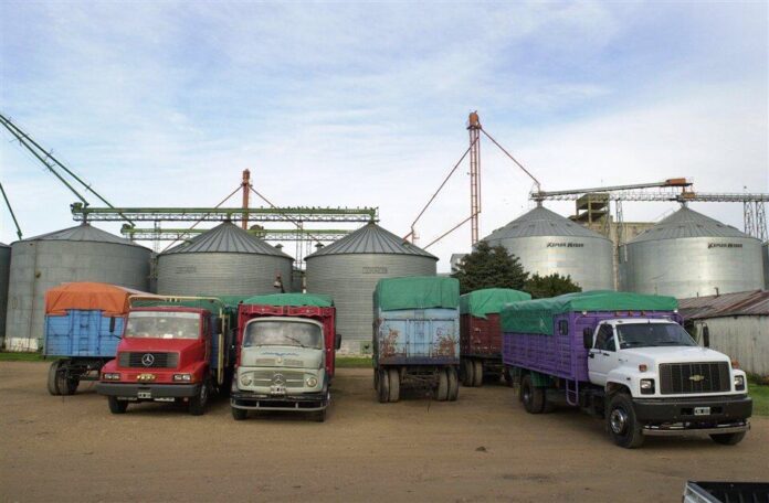 guerra-medio-oriente-impacto-costos-agro-biocombustibles-argentina Campos de cultivo con una máquina agrícola al atardecer, representando la producción agropecuaria argentina.