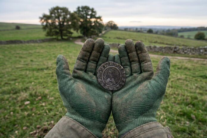 Moneda-colgante de oro vikinga del siglo IX con la figura de San Juan Bautista