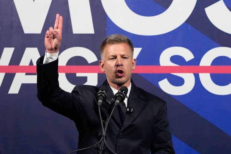 Celebración de simpatizantes de la oposición en Budapest tras los resultados electorales.