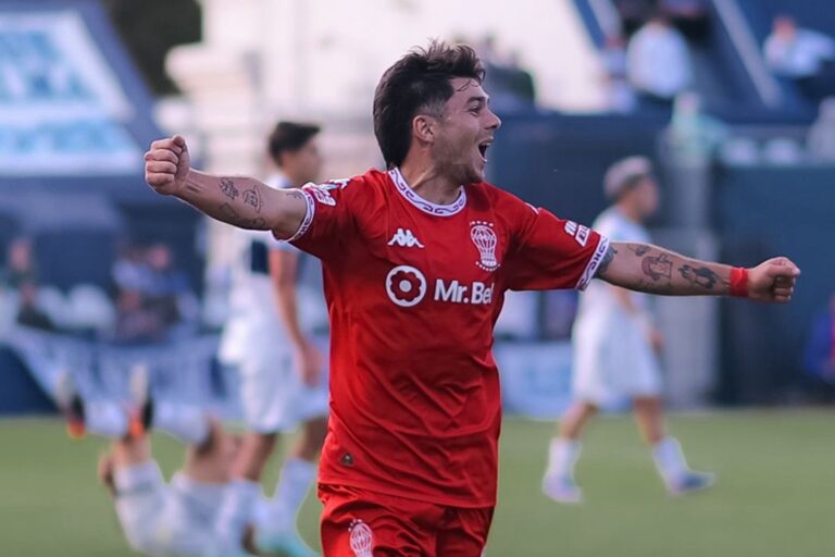 Jugadores de Huracán celebrando un gol durante el partido contra Gimnasia en el estadio de La Plata.