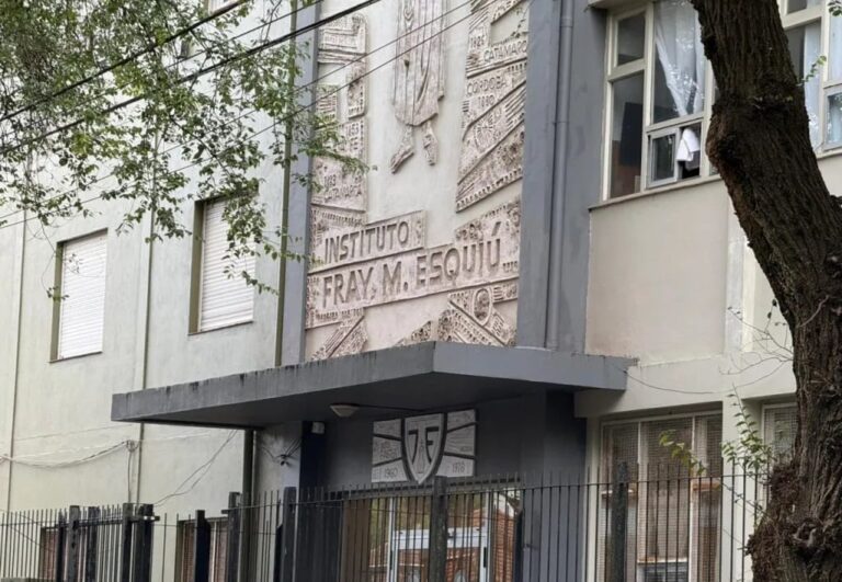 Fachada de una escuela o colegio, representando el contexto de las amenazas investigadas.