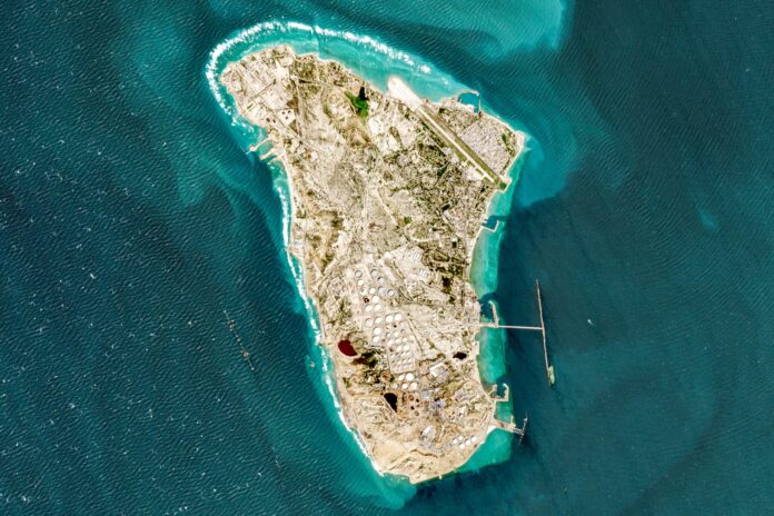 Vista aérea de la isla de Kharg, Irán, mostrando instalaciones portuarias y petroleras en el Golfo Pérsico.