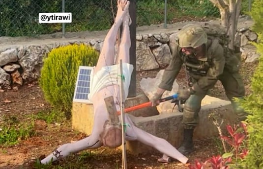 Soldado israelí junto a estatua de Jesús dañada en el sur del Líbano (ilustrativa)