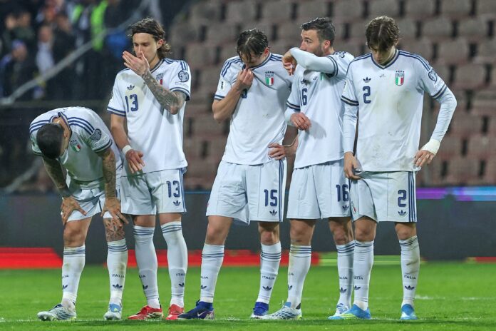 italia-descarta-reemplazar-a-iran-en-el-mundial-2026 Bandera de Italia y de Irán junto a un balón de fútbol